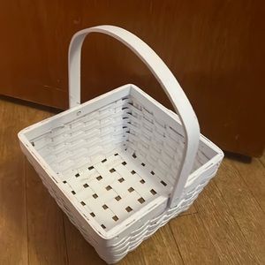 White basket with adjustable Handle